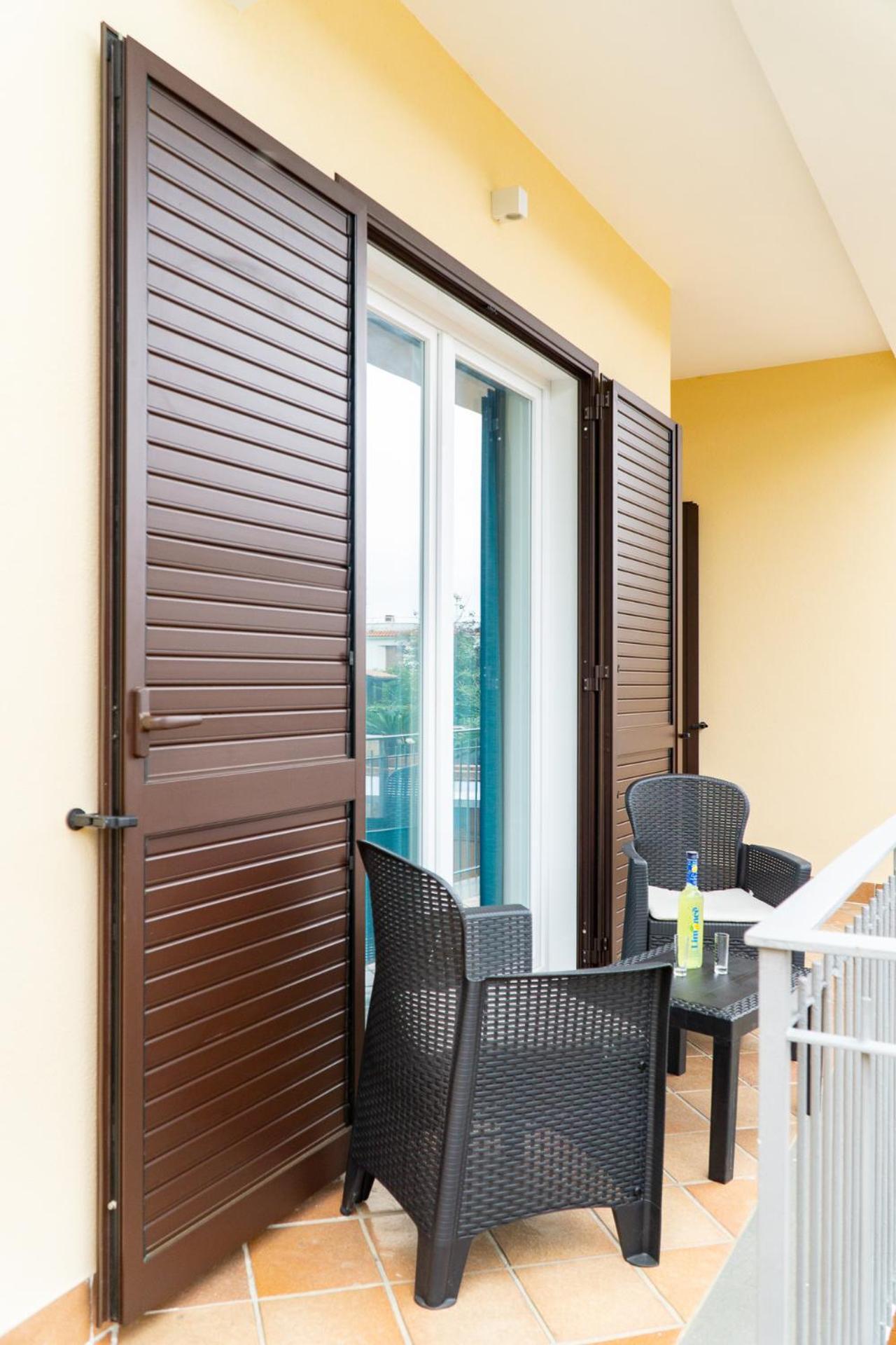 Summer Colors Rooms & Apartments 메타 외부 사진